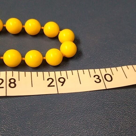 Vintage Yellow and White Graduated Beaded Plastic/Resin/Lucite Necklace - Picture 8 of 8